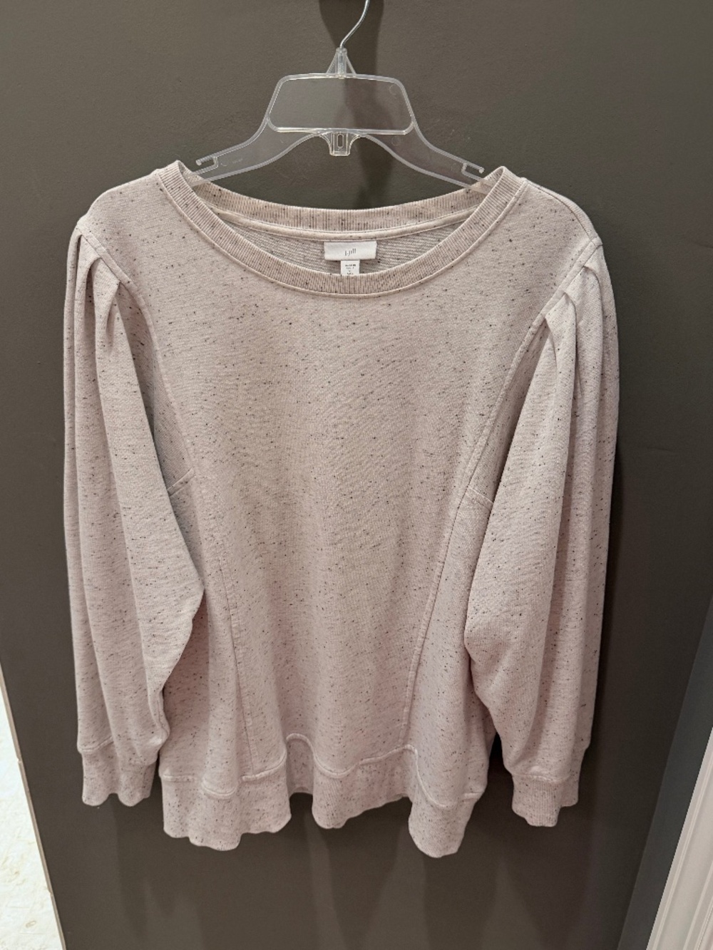Pleated shoulder gray with black fleck sweatshirt in XL tall